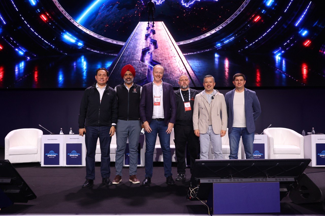 The main-stage panel lineup, a second take